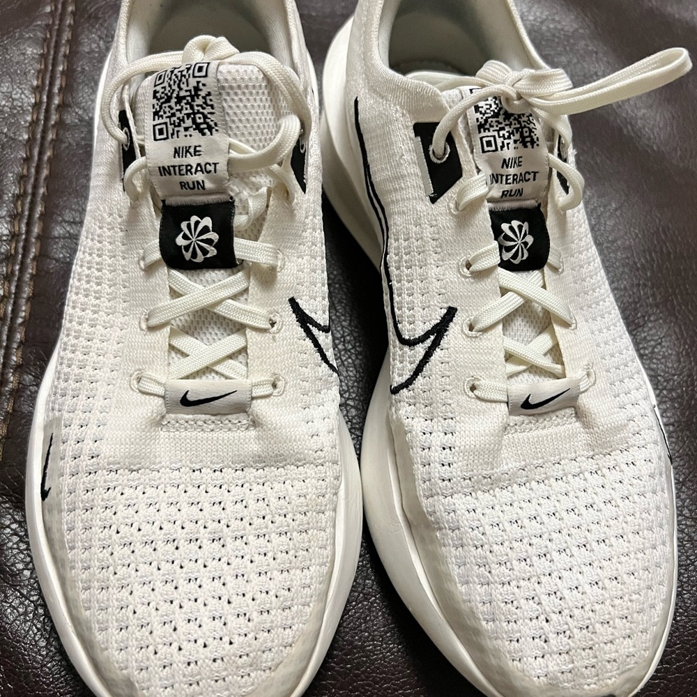 Nike Men’s White Athletic Running Shoes with Black Swoosh